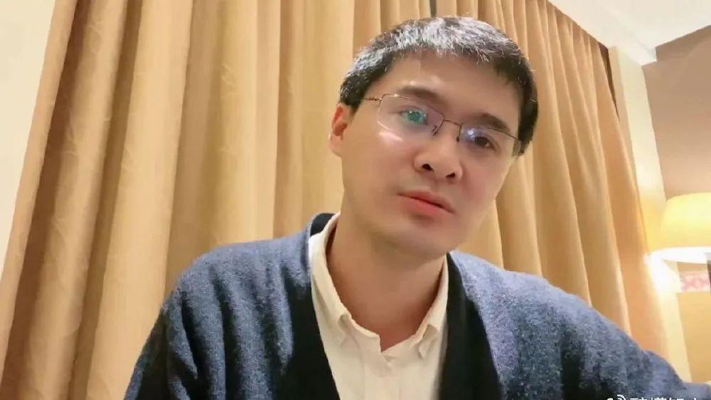 罗翔：如果一个人突然努力工作，业余时间开始学习，不再参加社交活动，那么，身边的人可能不仅不会帮他，还会拉他下来，原因就一个！